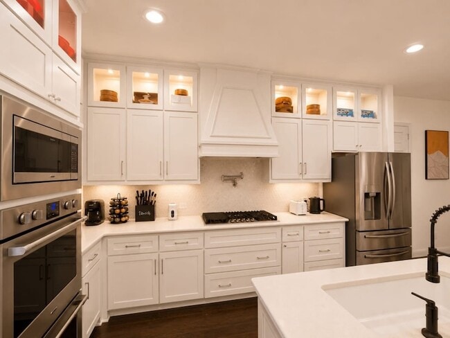 Building Photo - 4165 Rancho Milagro Dr