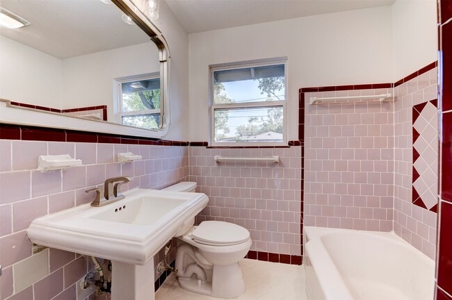 Building Photo - 1806 Gardenia Dr