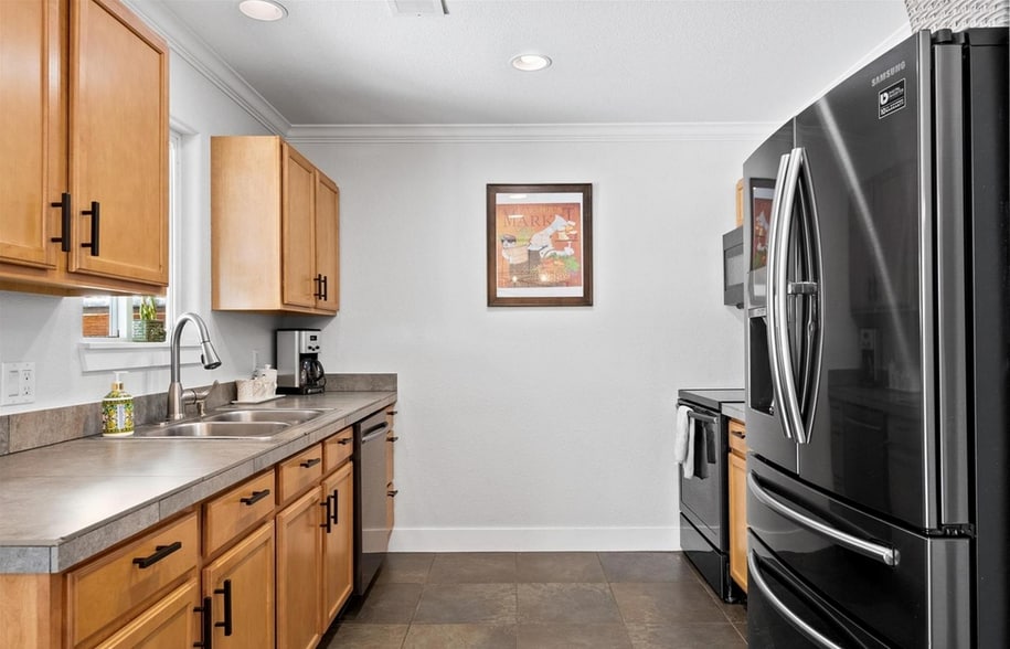 Building Photo - 2182 W Warren Ave