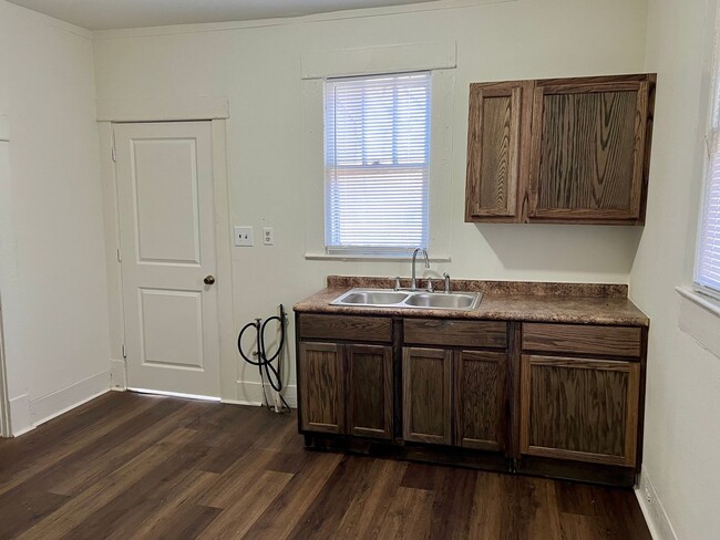 Building Photo - West End 3 Bedroom, 1 Bath for Rent with u...