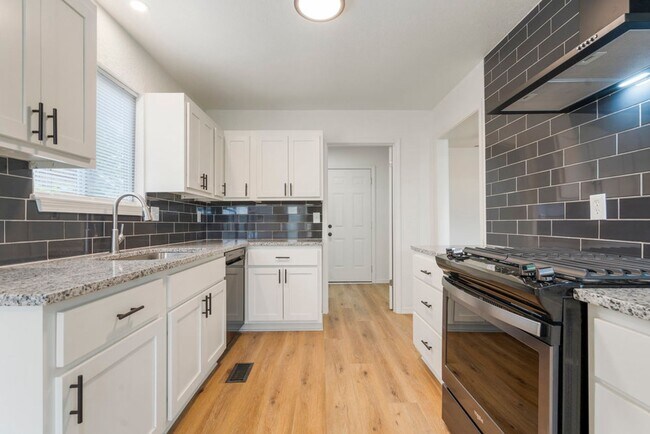 Building Photo - 3 Bed | 2 Bath near Downtown Tulsa!