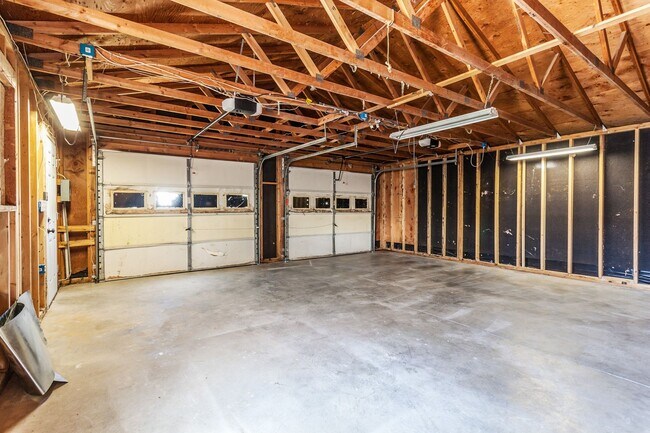 Building Photo - 2327 W 6th St