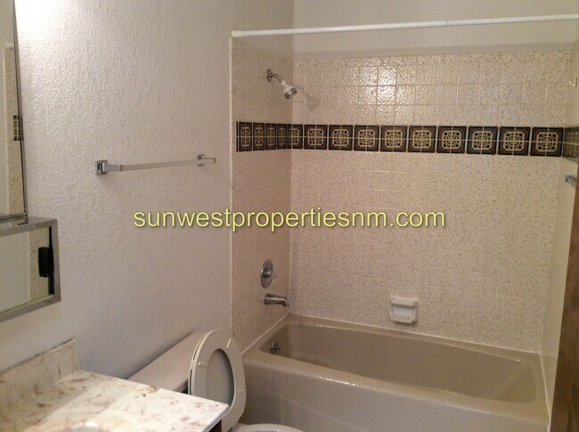 Building Photo - 3 Bed, 2.5 bath Condo