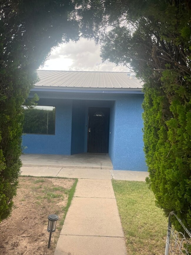 Building Photo - 595 N San Pedro St