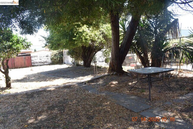 Building Photo - 6122 Bromley Ave
