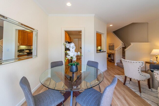 Building Photo - Newer 2 story townhome in desirable South San Jose Neighborhood