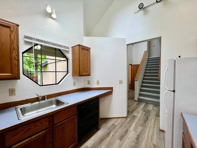 Building Photo - PENDING APPLICATION; New Paint & New Floor...