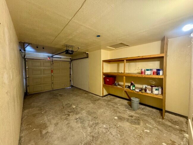 Building Photo - 2/2 duplex in Fair Oaks