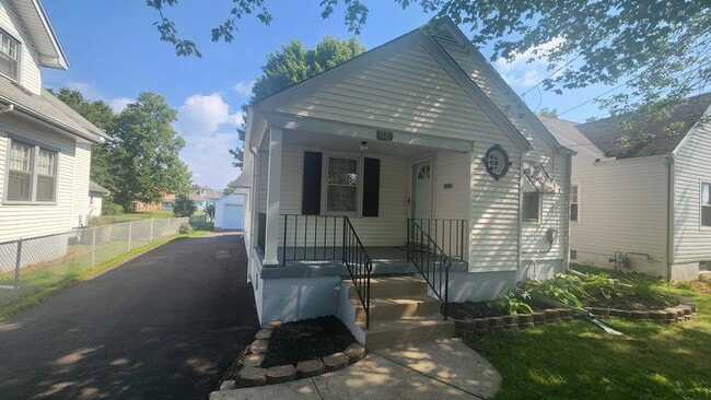 Primary Photo - 1025 Bellaire Ave