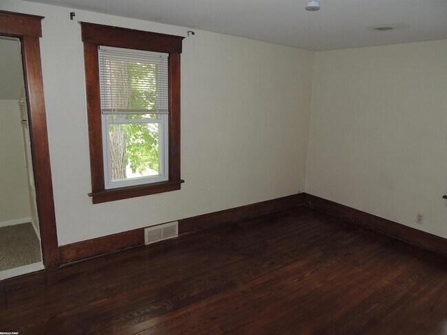 Building Photo - 506 Hawthorn Ave