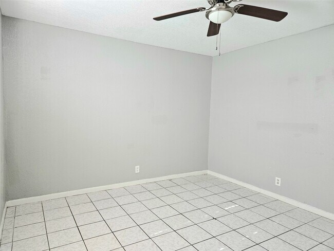 Building Photo - 1109 Broadway Avenue J