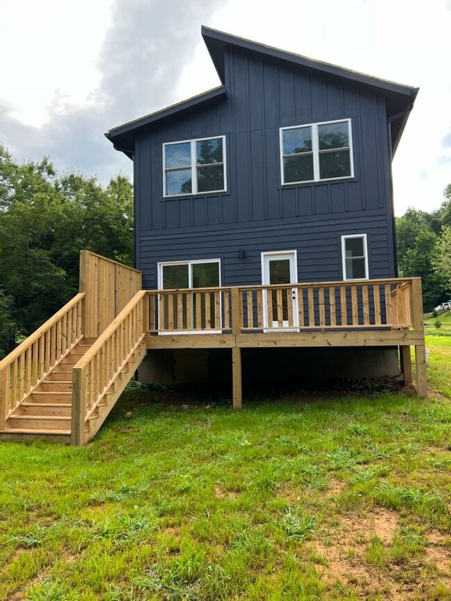 Building Photo - Black Mountain Rental!