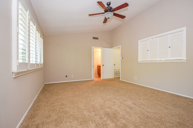 Building Photo - 3 Bedroom Townhouse - Northwest Hills