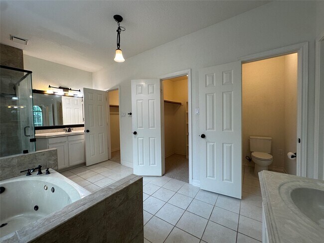 Building Photo - 3206 Oakland Dr