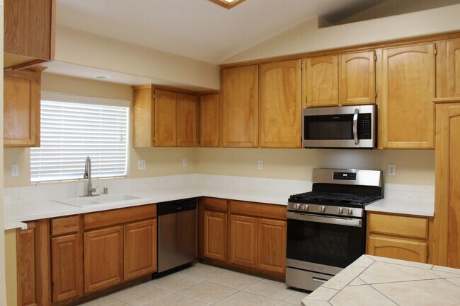Building Photo - Southwest 5 bed 3 bath home