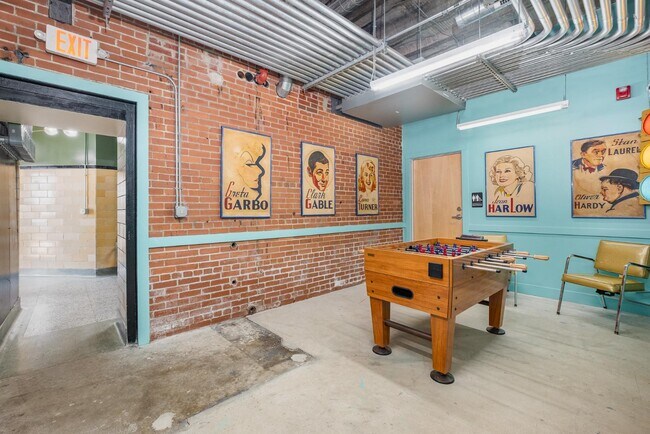 Building Photo - 301 N Mulberry St