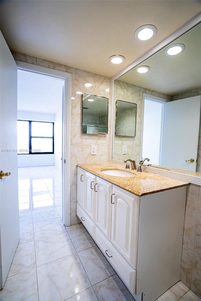 Building Photo - 3800 Galt Ocean Dr