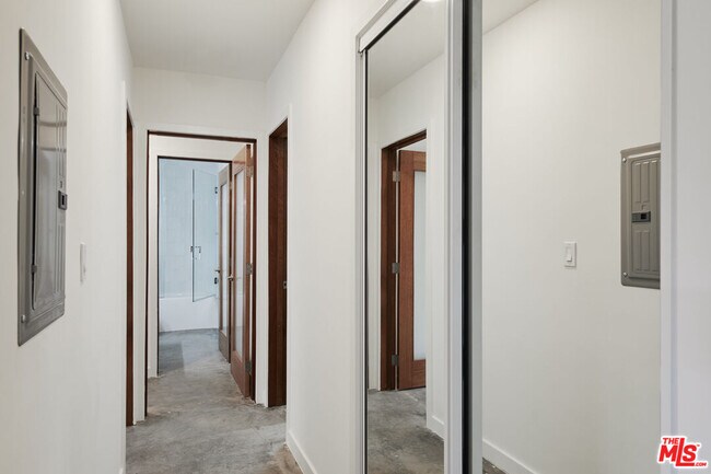 Building Photo - 305 San Vicente Blvd