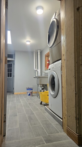 private laundry area - 2917 W 38th St