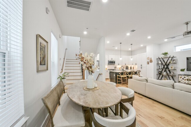 Building Photo - 718 W Donovan St