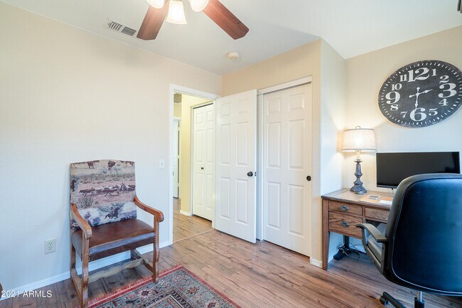 Building Photo - 1802 E Peach Tree Dr