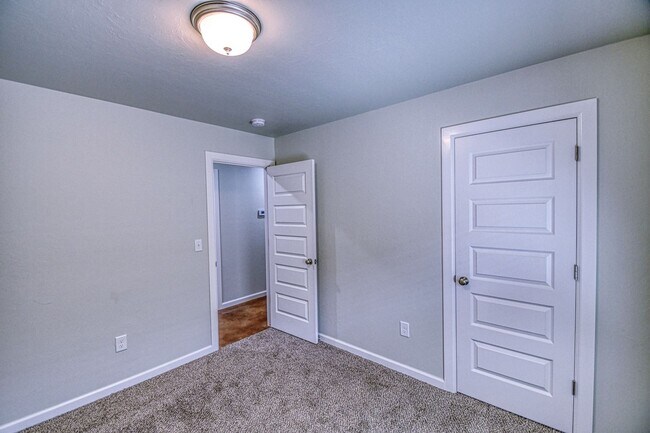 Building Photo - 2713 Clifton Ter