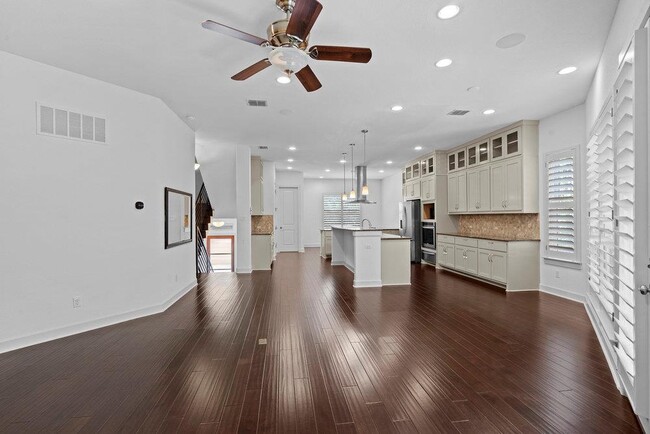 Building Photo - 6533 E Hill Dr