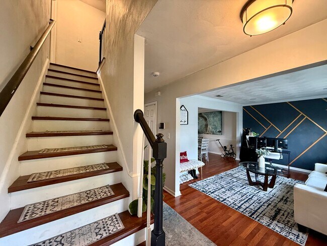 Building Photo - Updated 4-Bedroom Home with Fenced Yard – Pet Friendly!