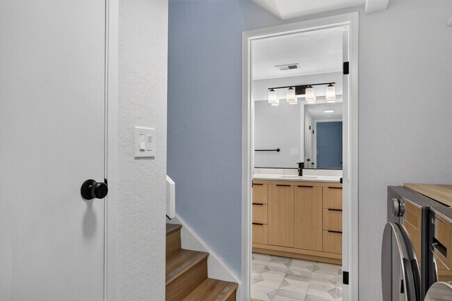 Building Photo - Beautiful 2BR/2BA Townhome with Valley Views, Covered Parking & In-Unit Laundry
