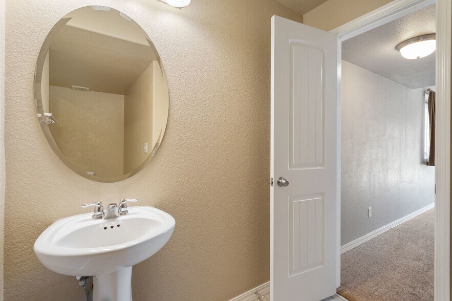Building Photo - Spacious 4-Bed Home Minutes from Fort Cars...