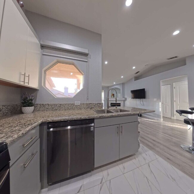 Building Photo - 1 BED 1 BATH CONDO 2nd FLOOR AT OPULENCE!