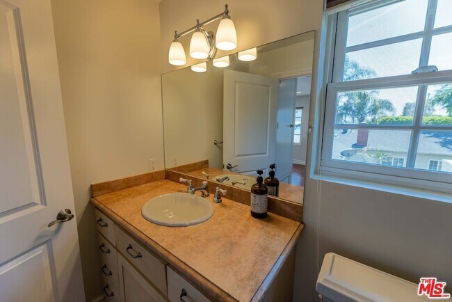 Building Photo - 12833 Delano St