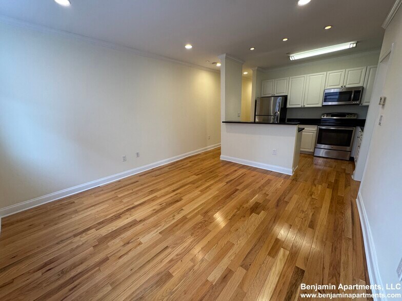 Building Photo - 5 Chauncy St