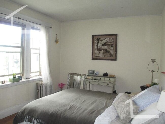 Building Photo - Amazing Allston two Bed Right on the Cusp of Brookline...
