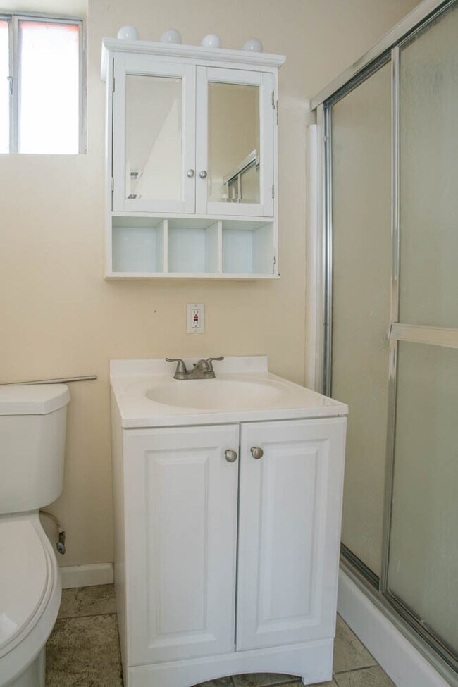 Building Photo - CLEAN CUTE SOUTH VALLEY 3 Bedroom  2 Bath