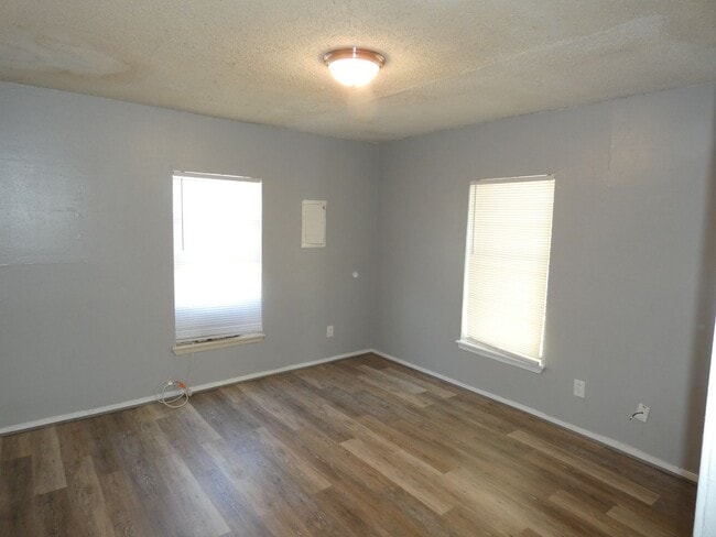 Building Photo - 3 bedroom, 1 bath