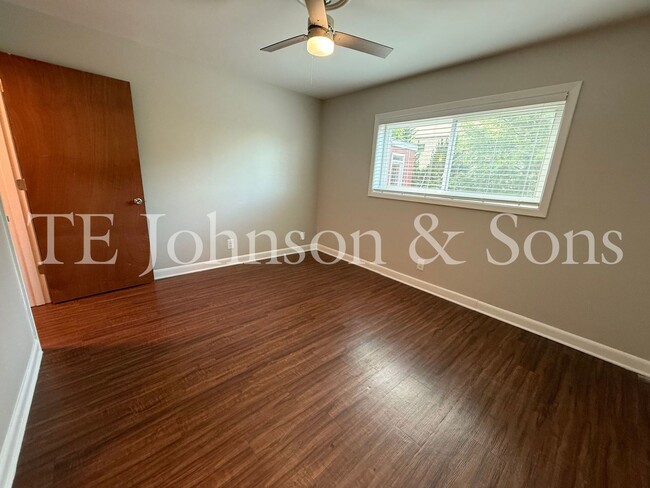 Building Photo - 2 Bedroom Salem View Apartment!