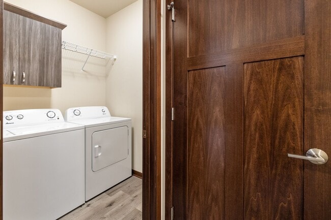 Building Photo - 3 Bedroom / 2.5 Bathroom / Townhome