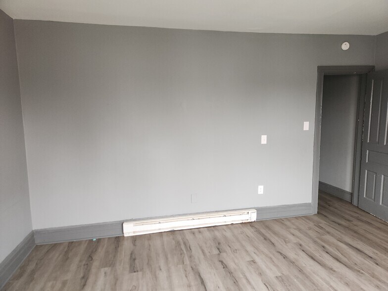 Building Photo - 520 W King St