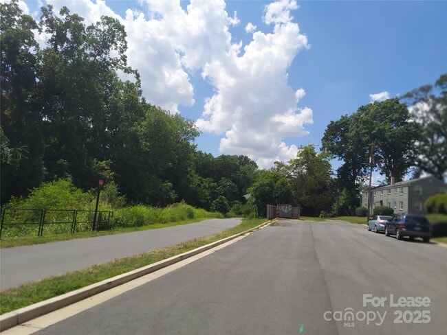 Building Photo - 3813 Selwyn Ave