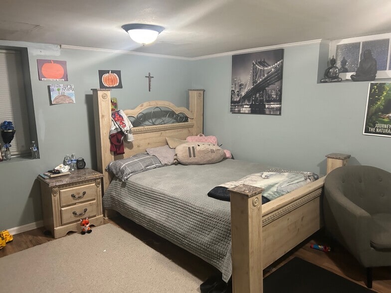 Building Photo - 390 57th Pl NE