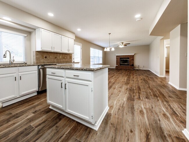 Building Photo - Stunning 5 Bedroom, 3.5 Bath Remodeled Hom...