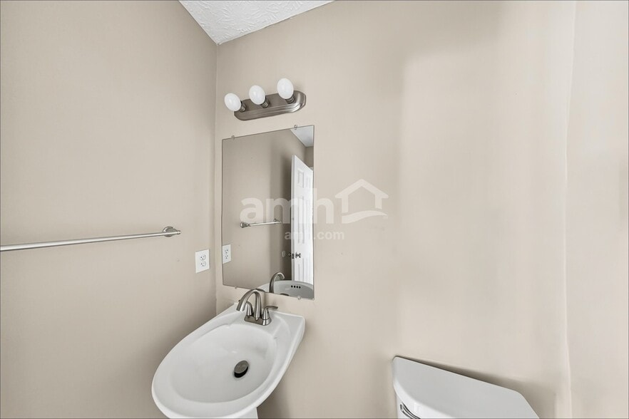 Building Photo - 4024 Walnut Crossing Dr