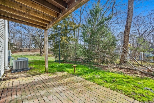 Building Photo - Convenient 1 Bedroom, 1 Bath first-floor condo located in Pawtuckett on the Green near the airpor...