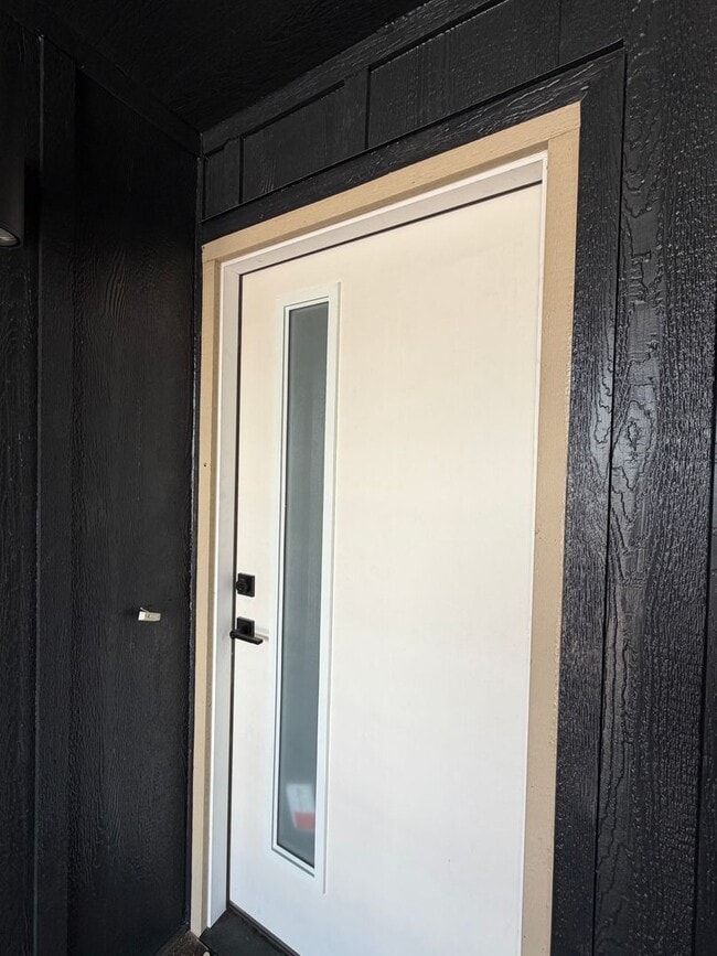 Building Photo - Southgate Triangle - 2 Bed - 1 Bath *Exterior Improvements Underway*