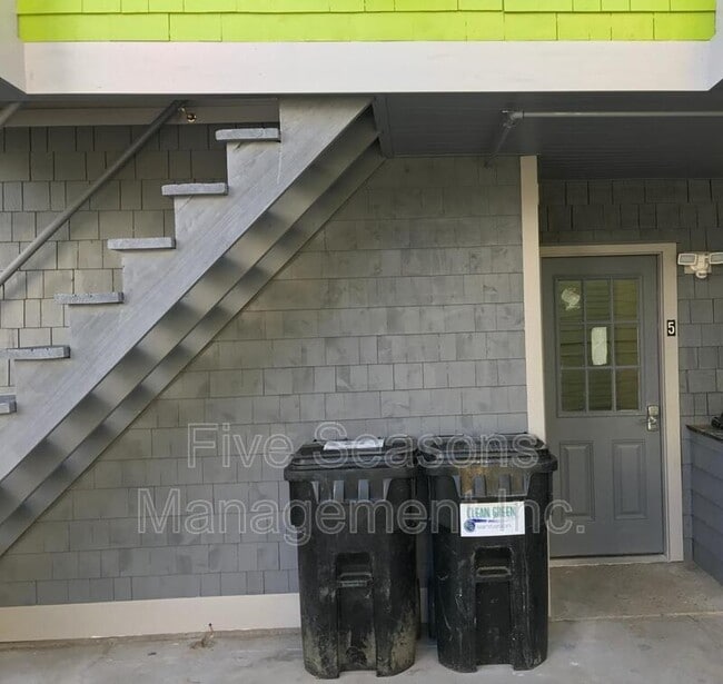 Building Photo - 133 Elmwood Ave
