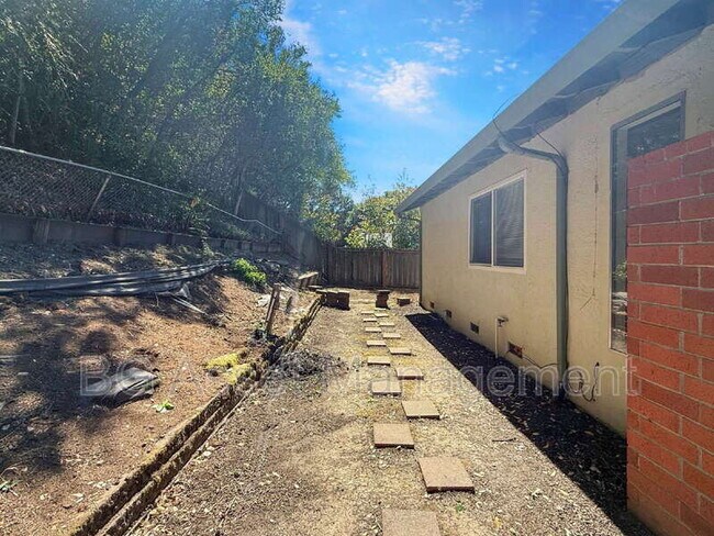 Building Photo - 2672 Doidge Ave