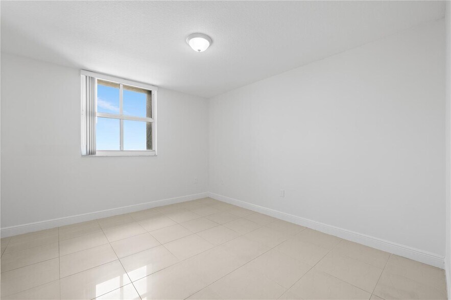 Building Photo - 1250 S Miami Ave