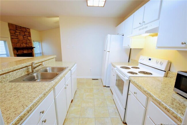 Building Photo - 2102 Forest Hills Dr