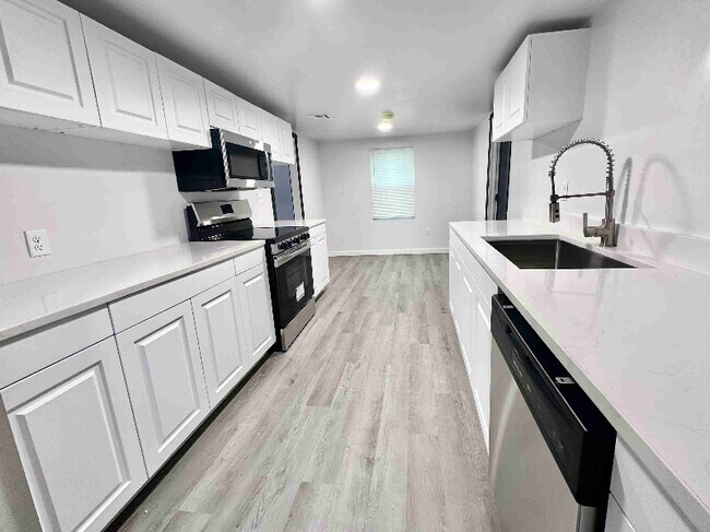 Building Photo - 719 S Poplar St